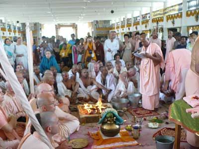sannyasiceremony.jpg - 23927 Bytes