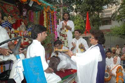 mayorofferingarati.jpg - 21672 Bytes