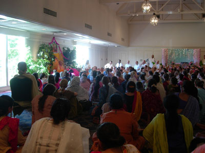 Houstoncrowds.jpg - 30186 Bytes